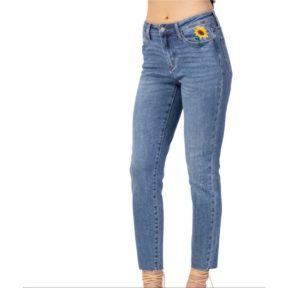 🌸 Judy Blue Relaxed Fit Embroidered Sunflower Stretch Jeans Size 3 or 26